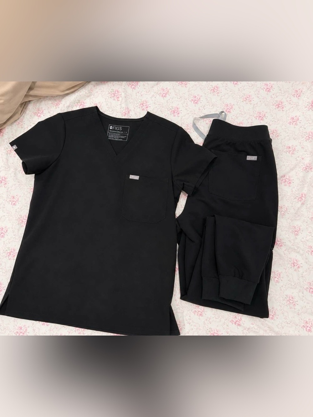 FIGS Black V-Neck Scrub Set